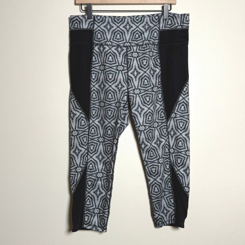 Athleta Womens Capri Leggings‎ XL Gray Geometric Kaleidoscope Pilates Gym Active